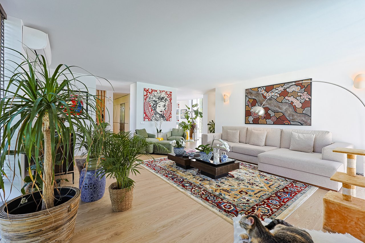 “The Green Villa” – Elegant Luxury Villa with Pool in Carnaxide, Oeiras