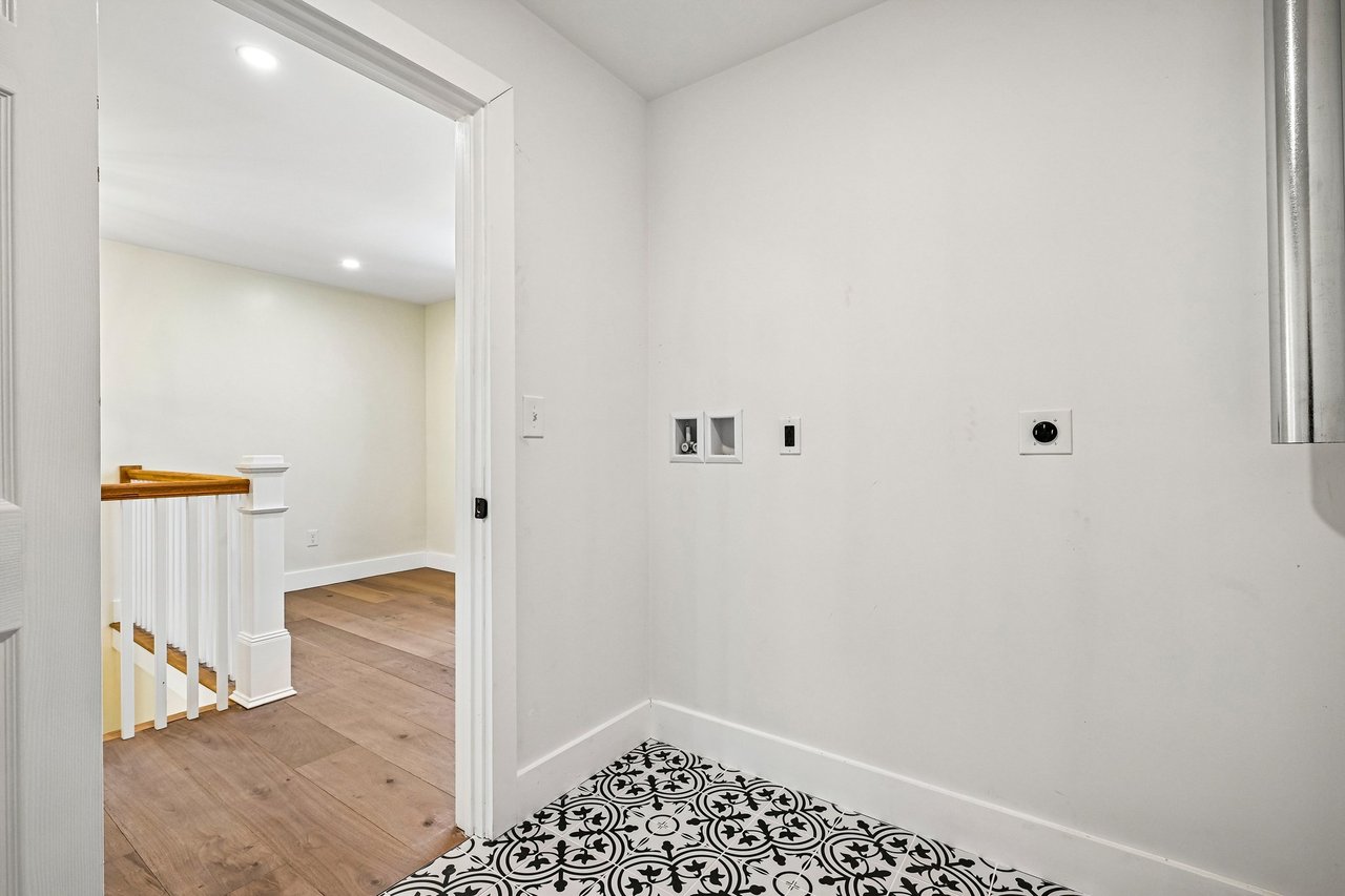 33 Seabiscuit Dr, Plymouth, MA 02360