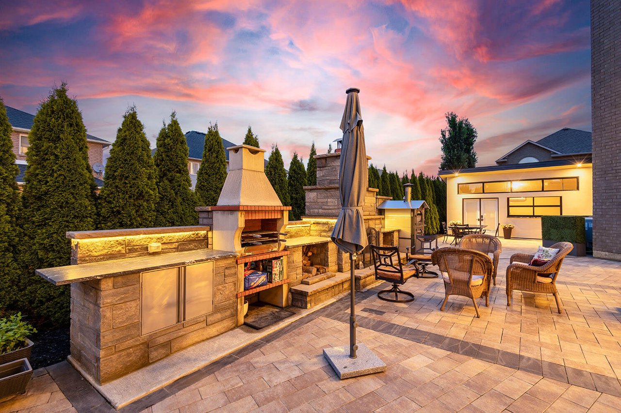 92 Eringate Ct