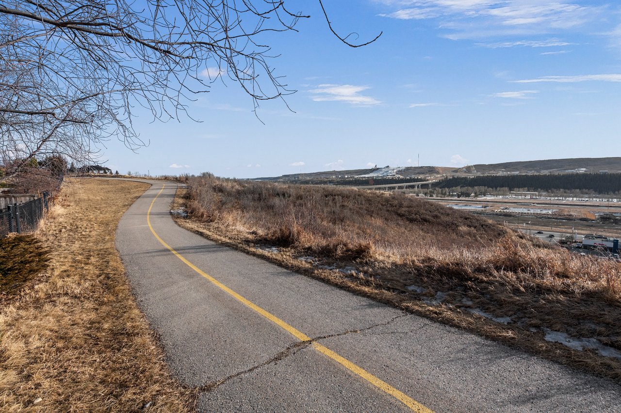 98 Tuscany Ravine Close NW