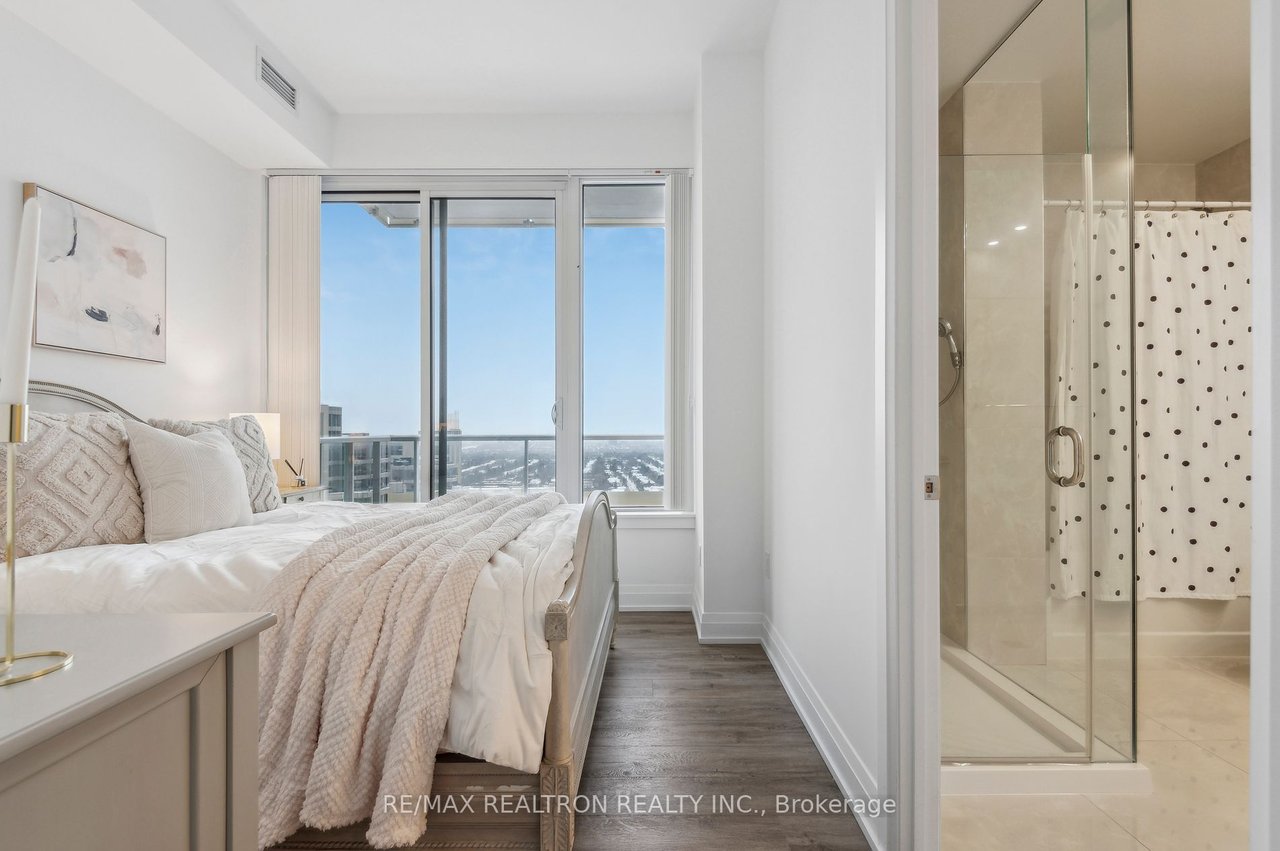 STUNNING, AIRY PENTHOUSE