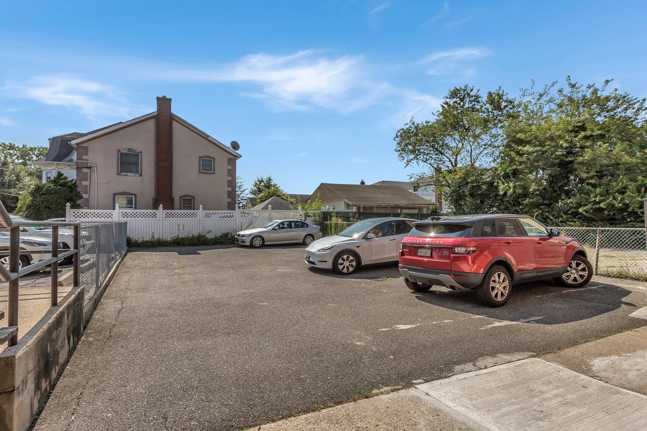 219 Mineola Blvd