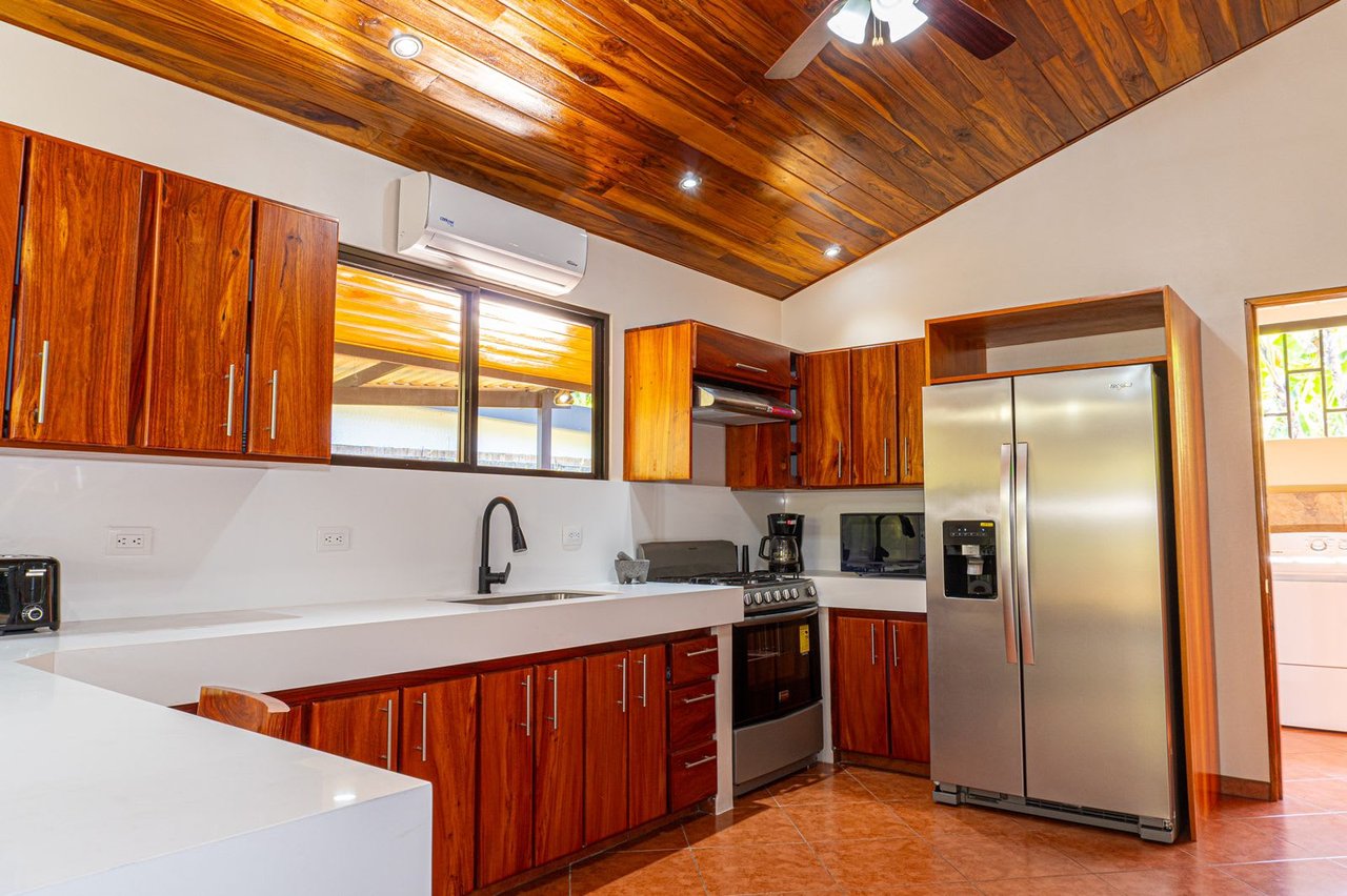 Cozy 2 Bedrooms Casita in Uvita.  Walk to the Beach!