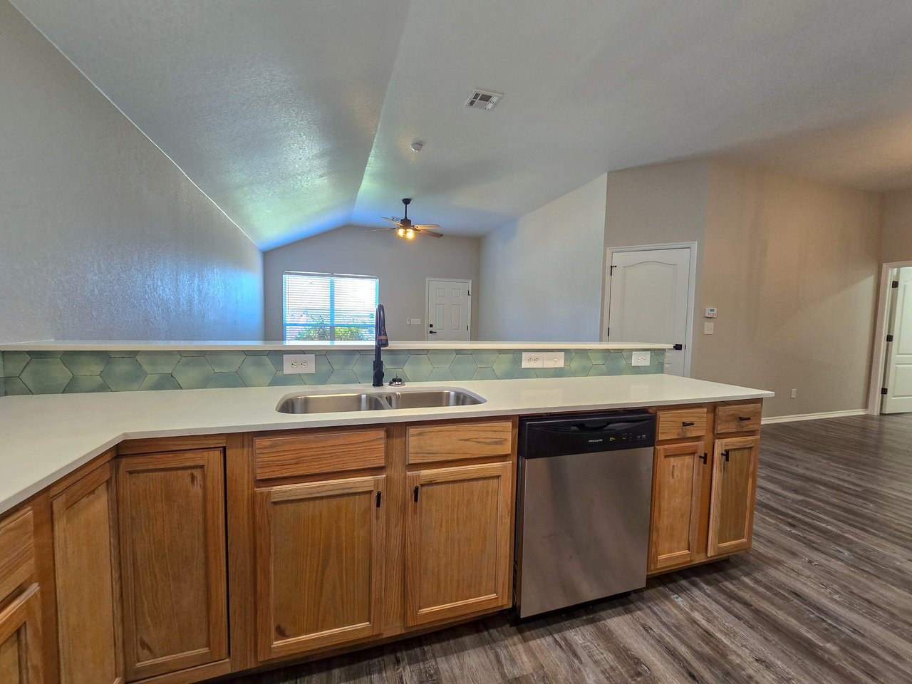 1252 Kingston Rd