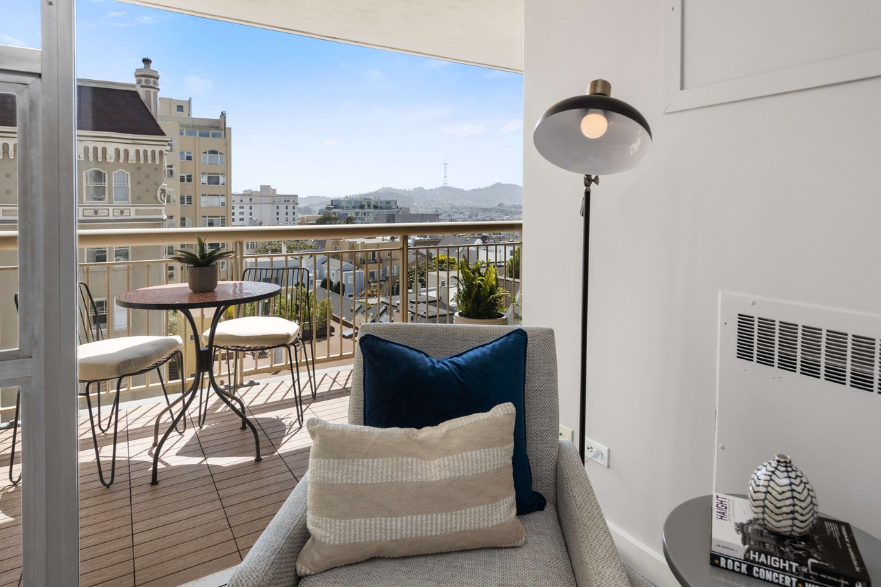 Just-Renovated Pacific Heights Condo With Southern Views