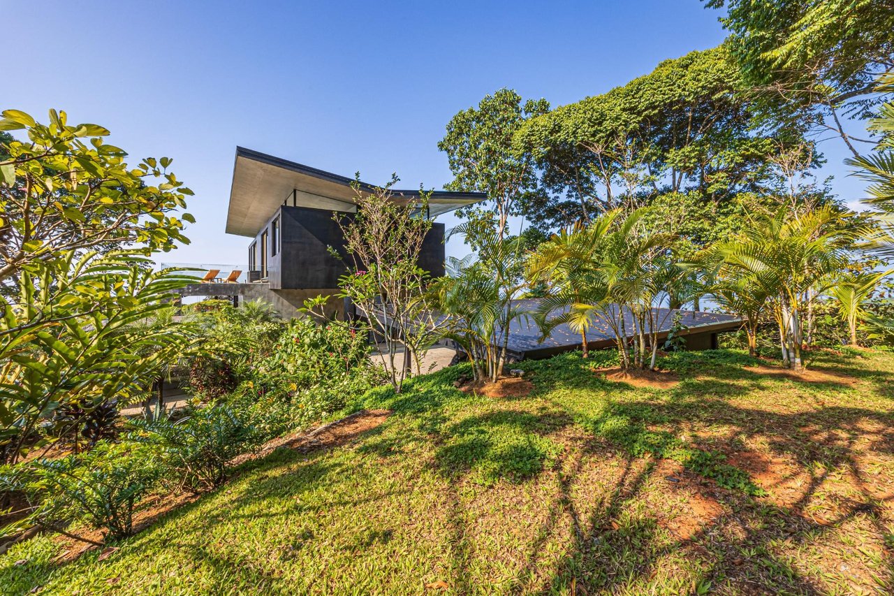 Architectural Whale Tail Villa, Dominical, Puntarenas