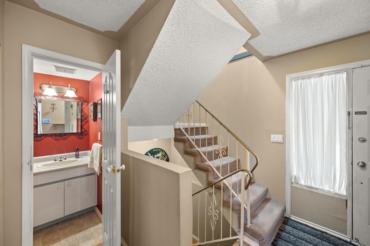 24-2830 W Bourquin Cres