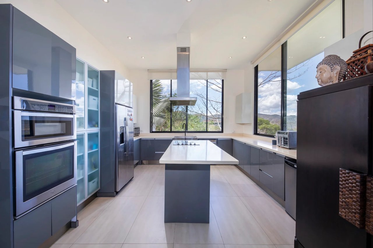 Modern Mountain View Home, Ciudad Colon, San Jose