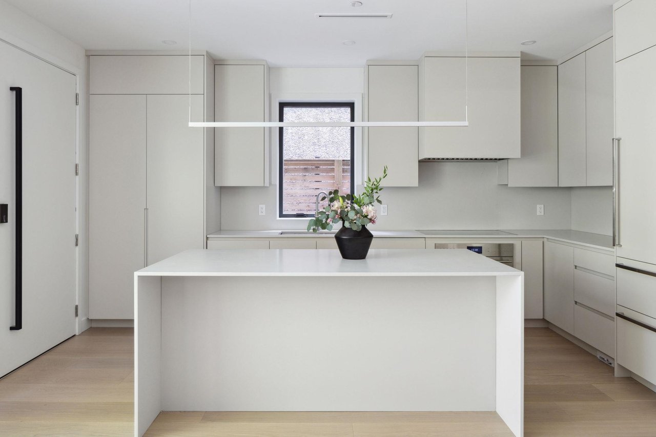 1-730 W 17 Ave