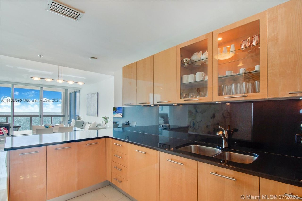 6899 Collins Ave #806