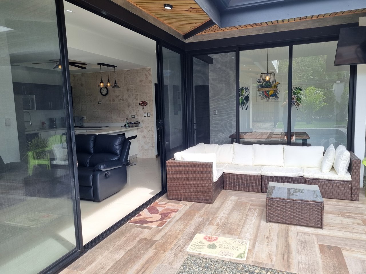 Contemporary Walk to Beach Home, Uvita, Puntarenas