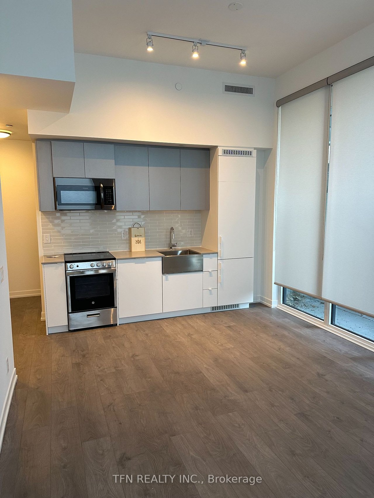 270 Dufferin St Unit: 211