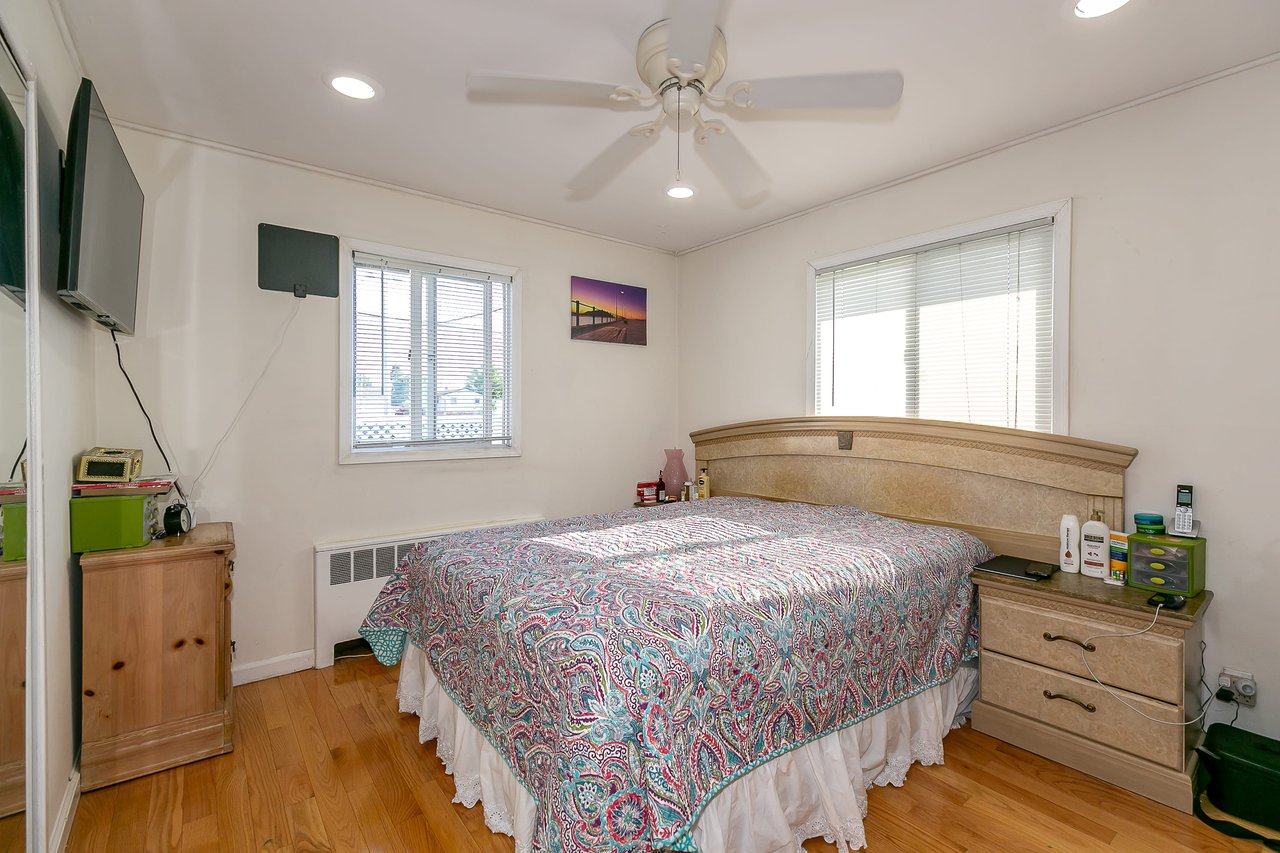 30 Gardner Ave, Hicksville