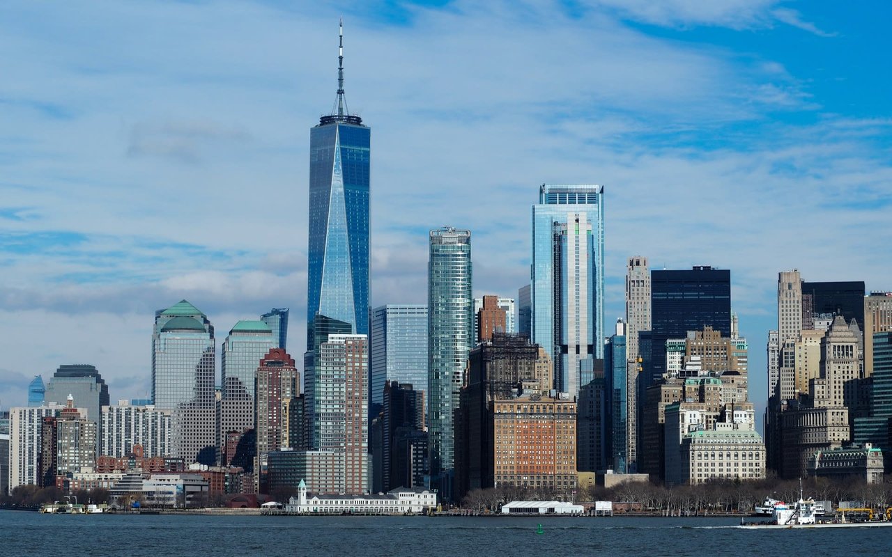 Inquilinos y propietarios conociendo los cambios en las comisiones de alquiler en Nueva York.