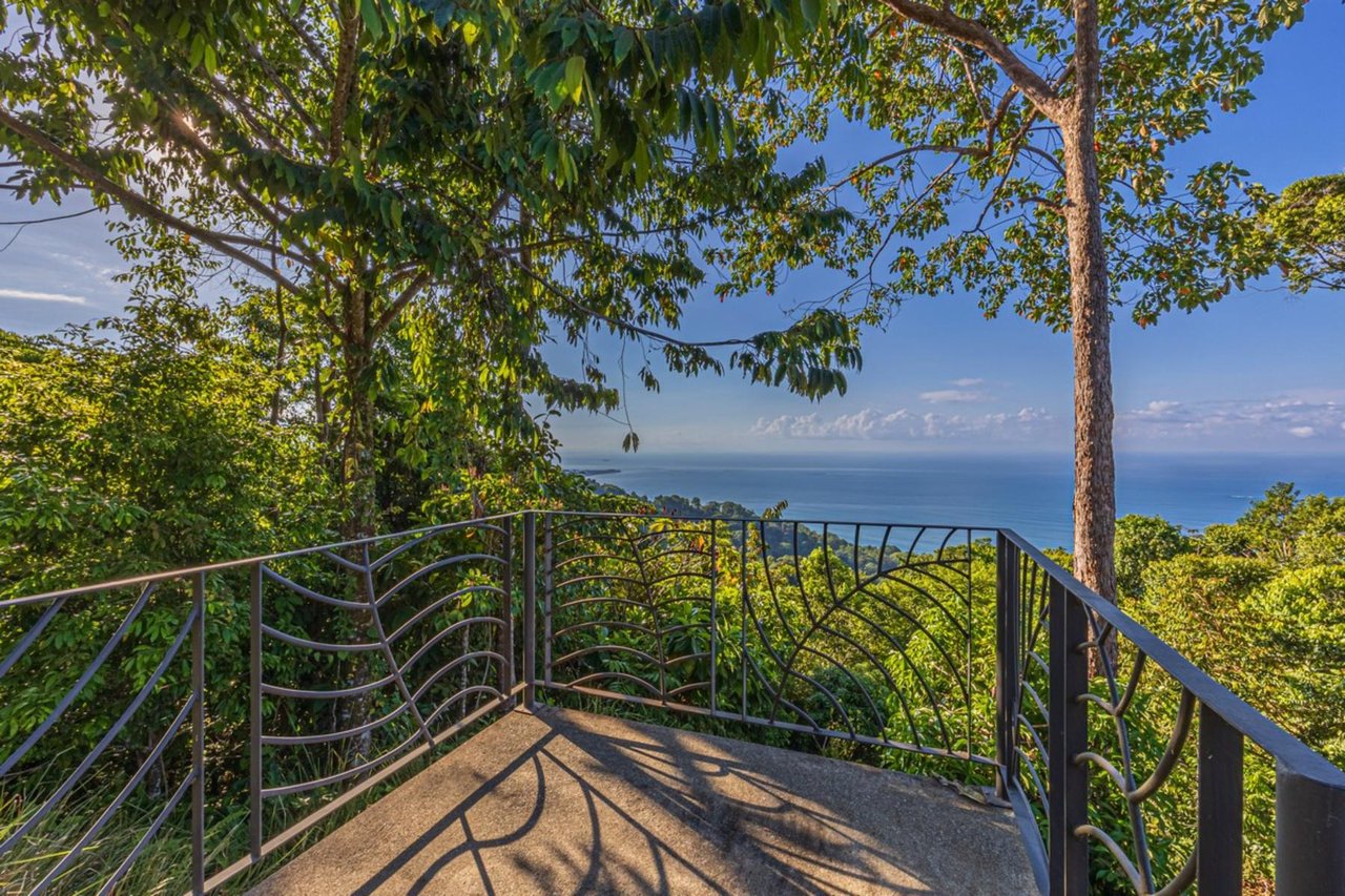 Whale Tail View Home, Dominical, Puntarenas