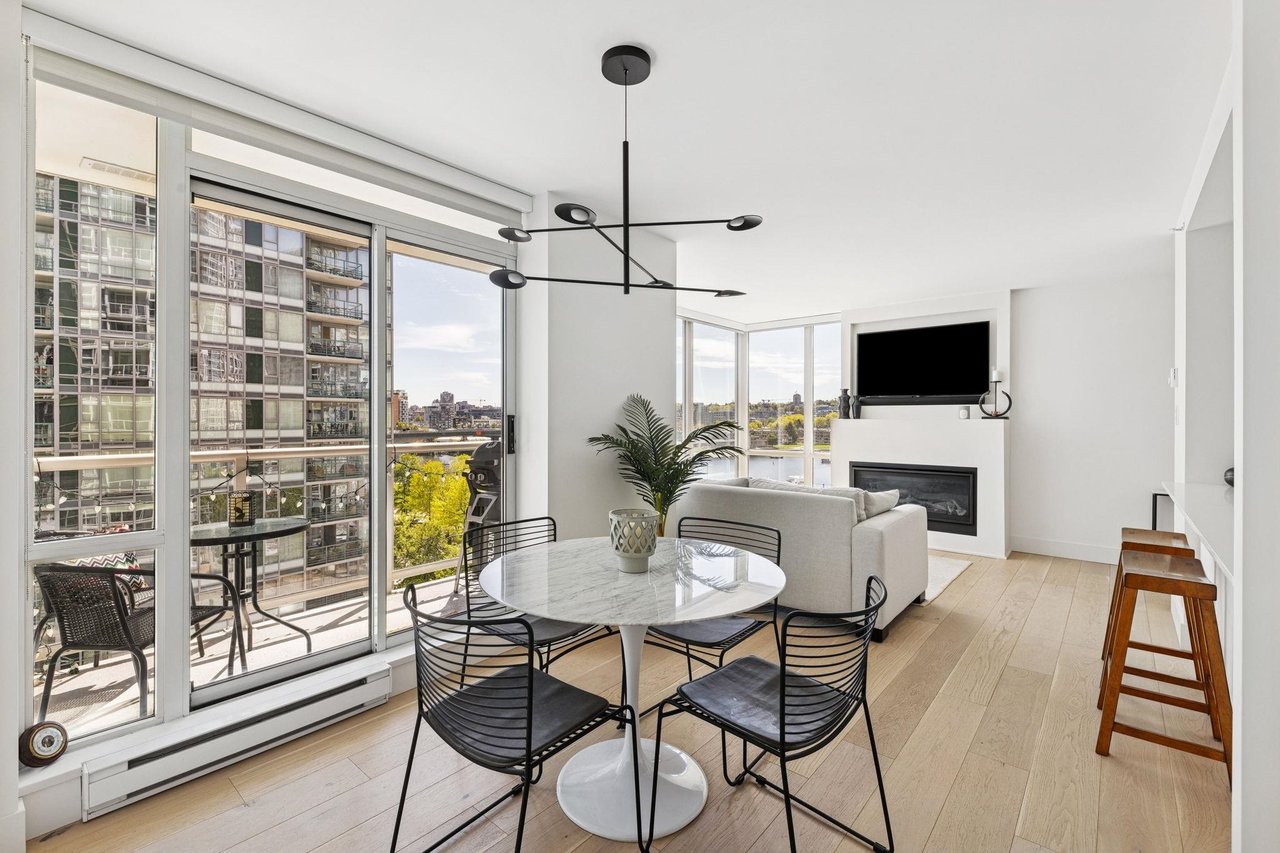 801-1077 Marinaside Cres