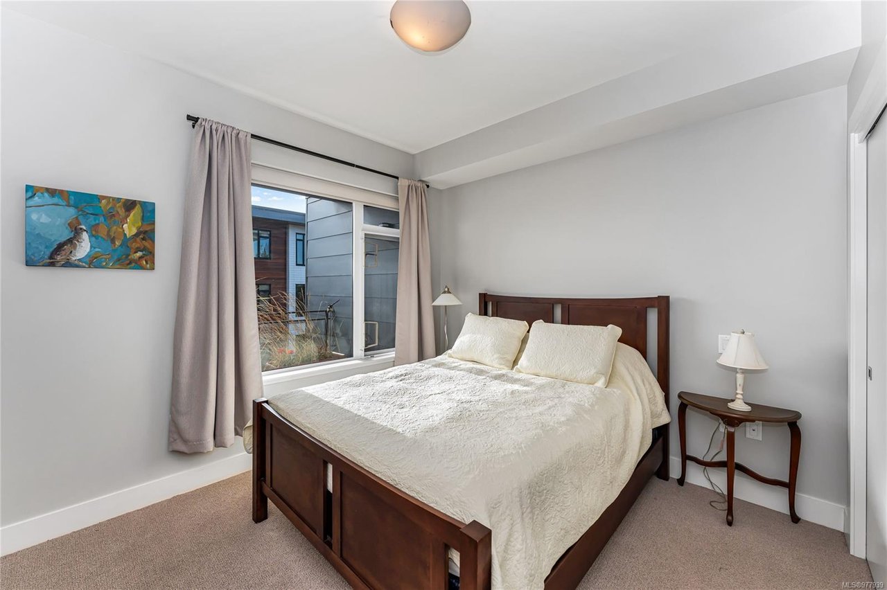 302-3815 Rowland Ave