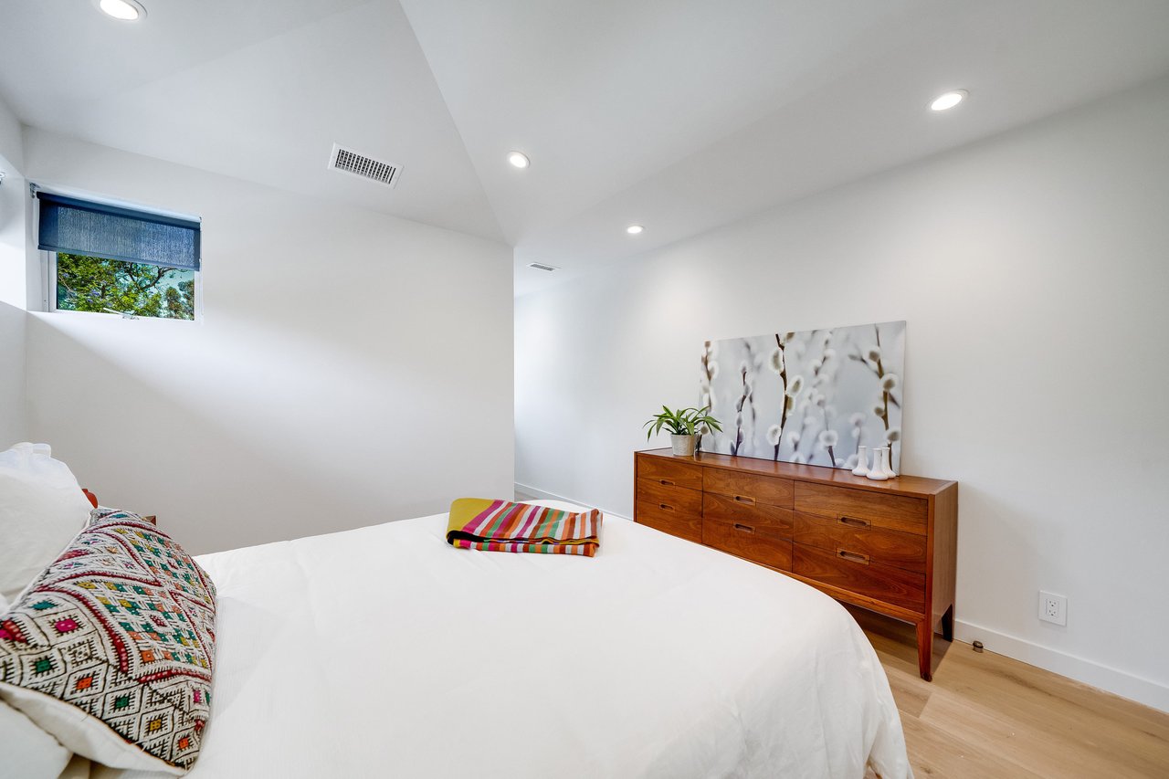 Studio City Modern 1 Bedroom + Office Loft