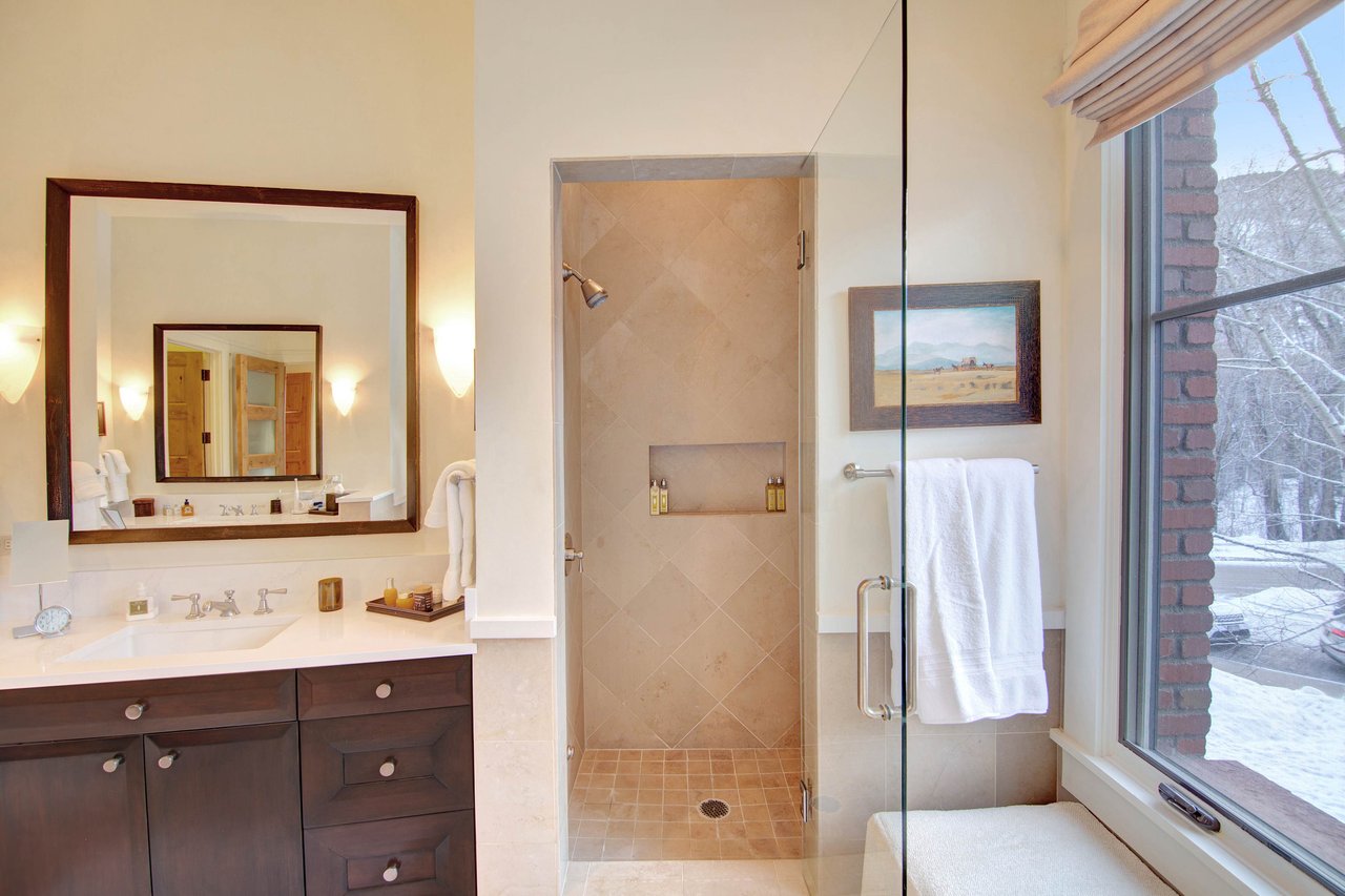  Easy Living and Convenience!  Obermeyer Palce in Aspen  