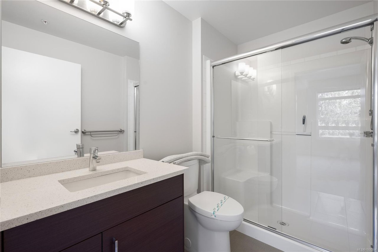 106-935 Cloverdale Ave, Saanich