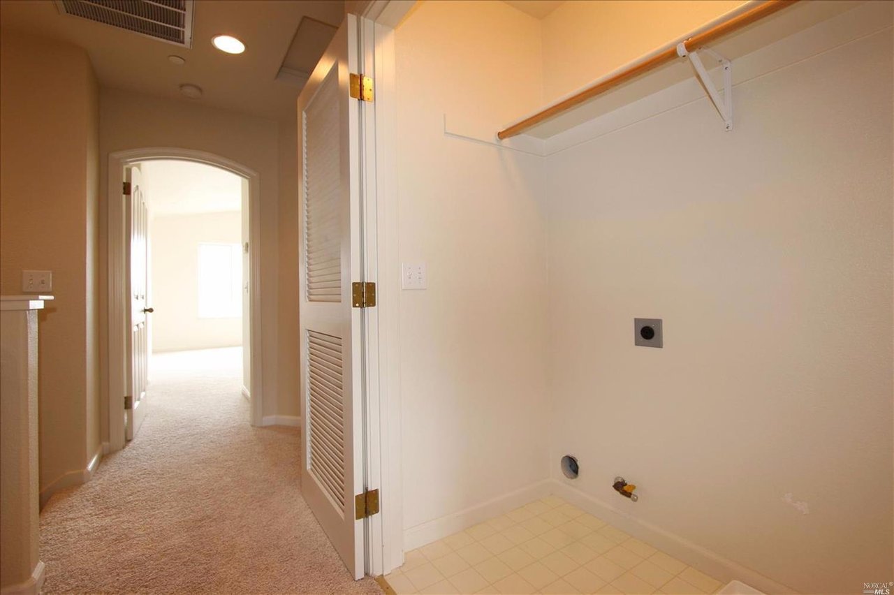 2525 Edgewater Dr
