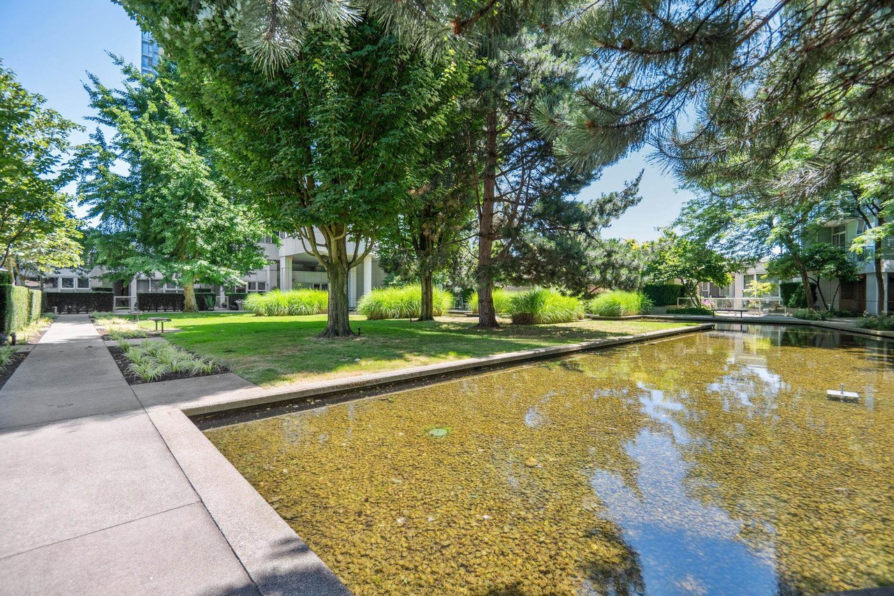 801-1077 Marinaside Cres