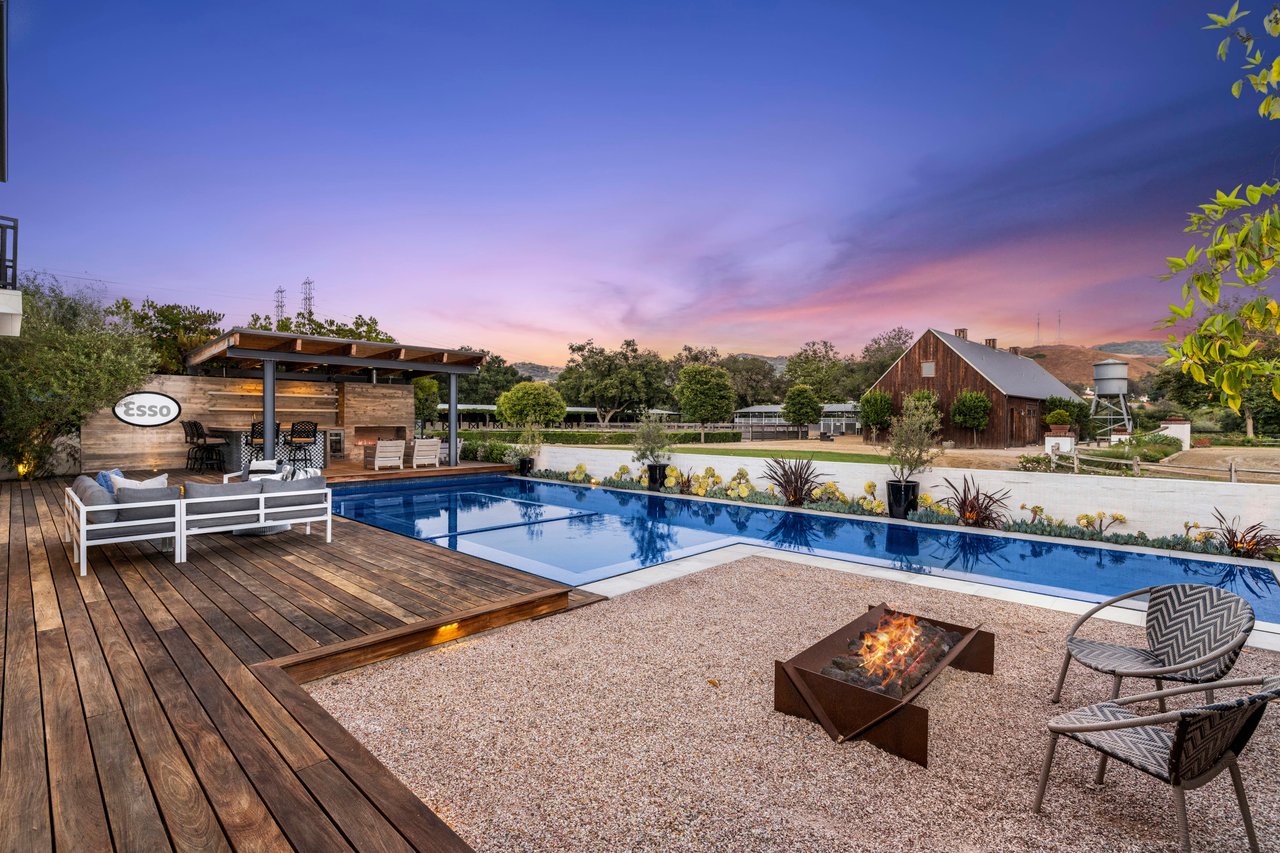 Gated Estate In The Oaks Farms