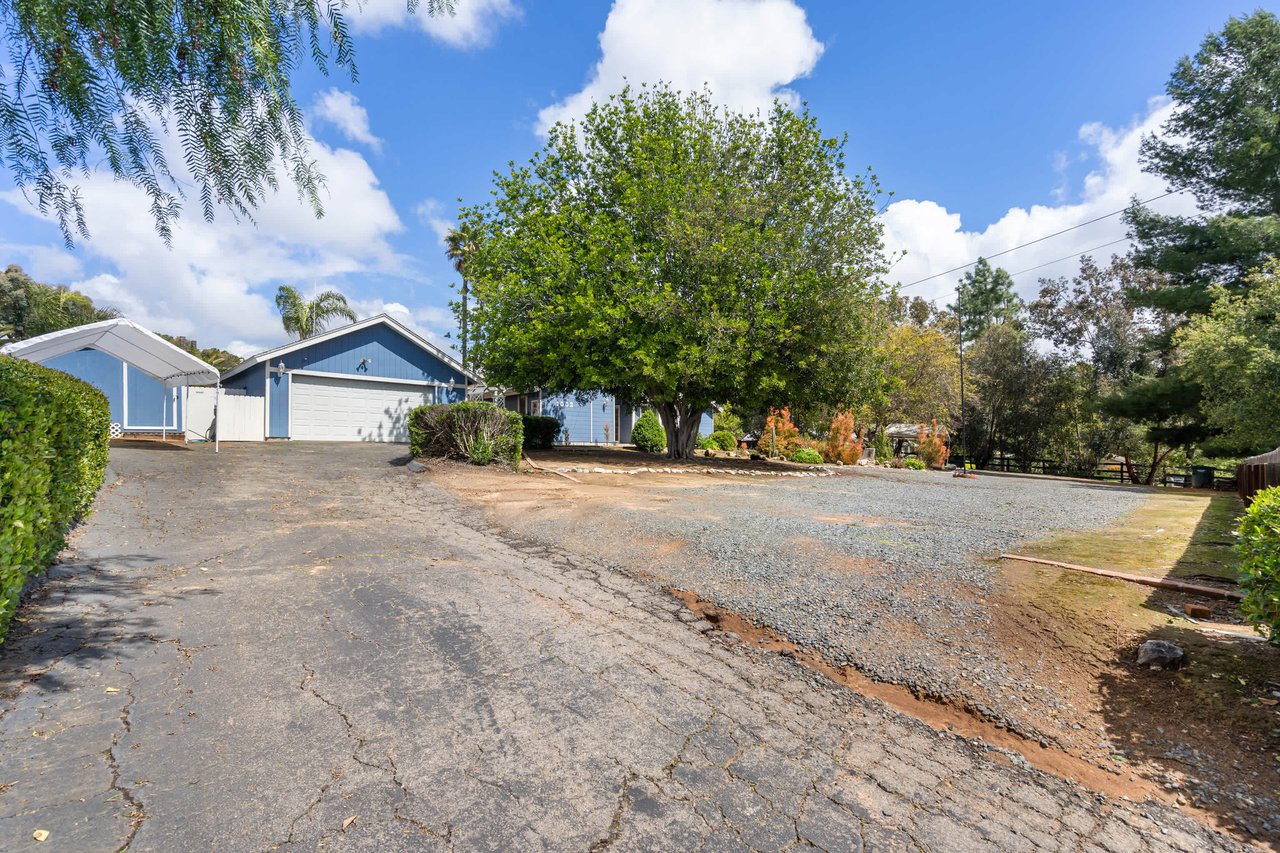 1002 Pepper Tree Ln