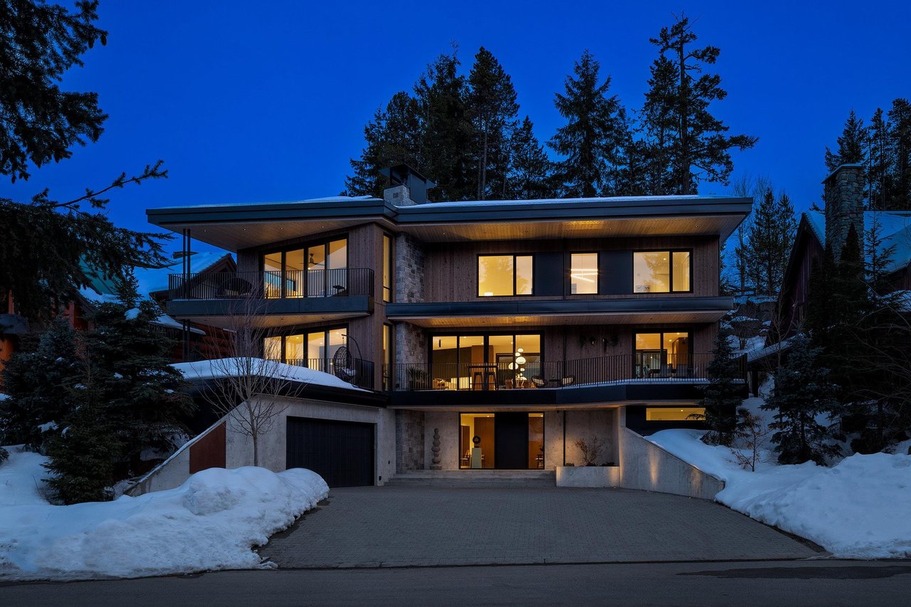 3565 Falcon Cres
