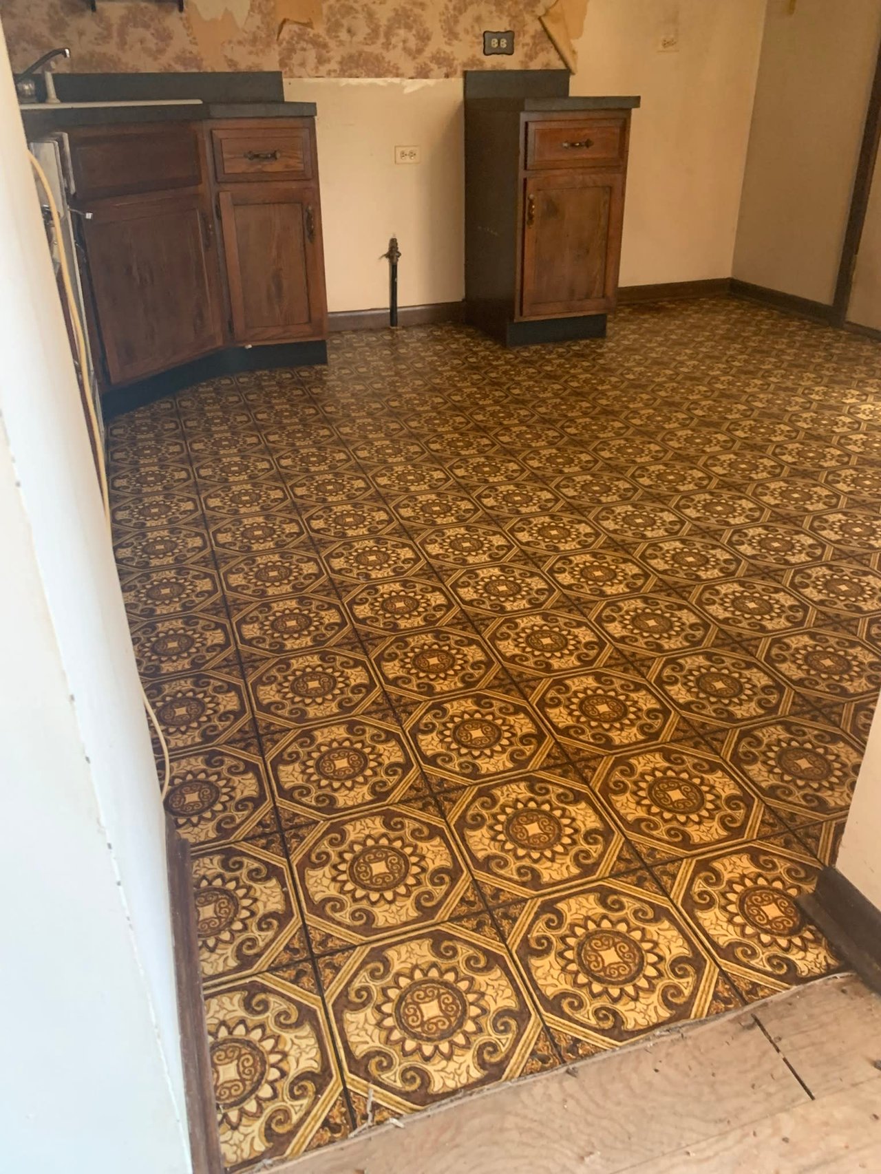 1506 Columbia Ct, Elk Grove Village, IL 60007