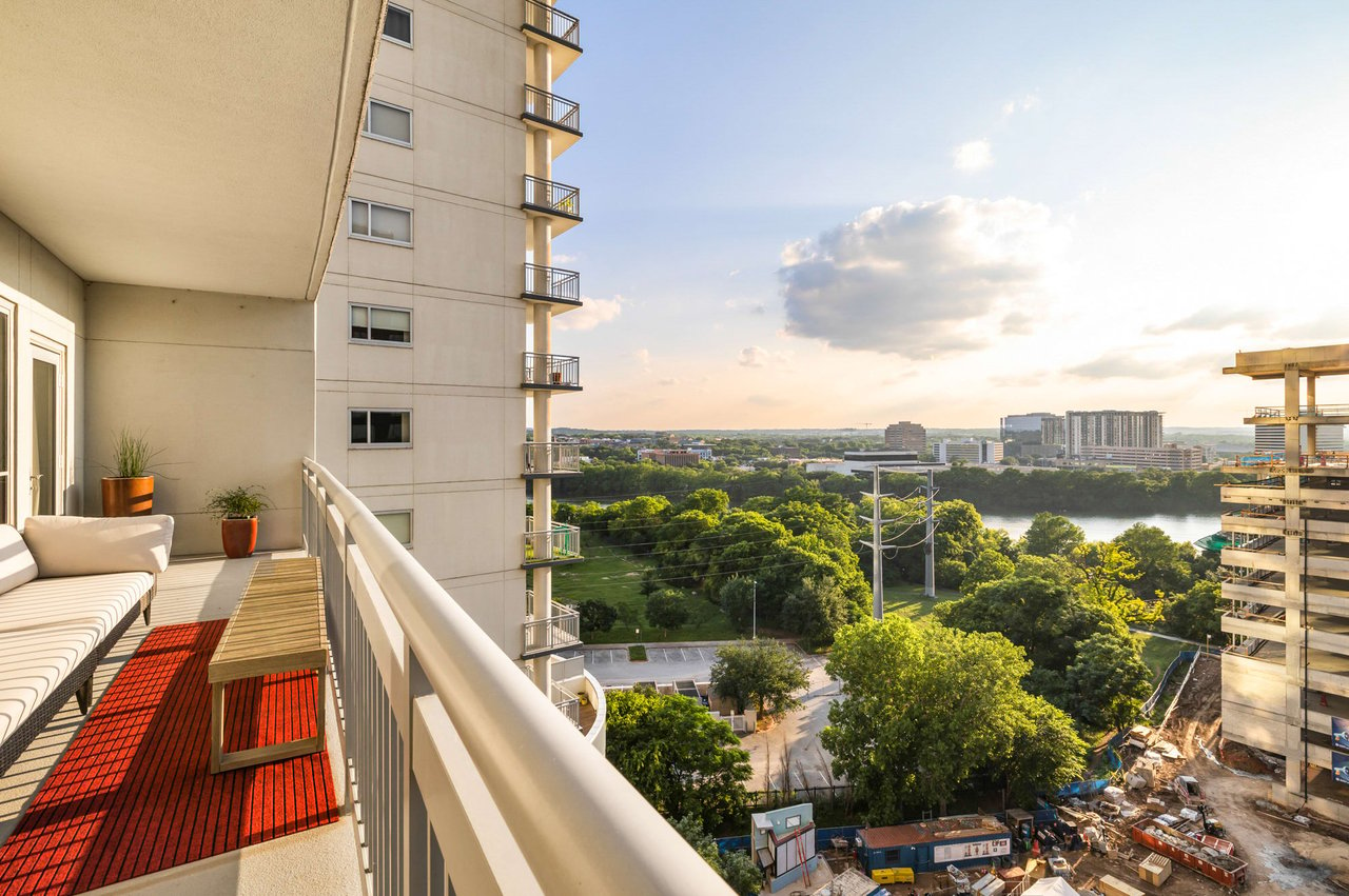 Lady Bird lifestyle with Water and City Views!