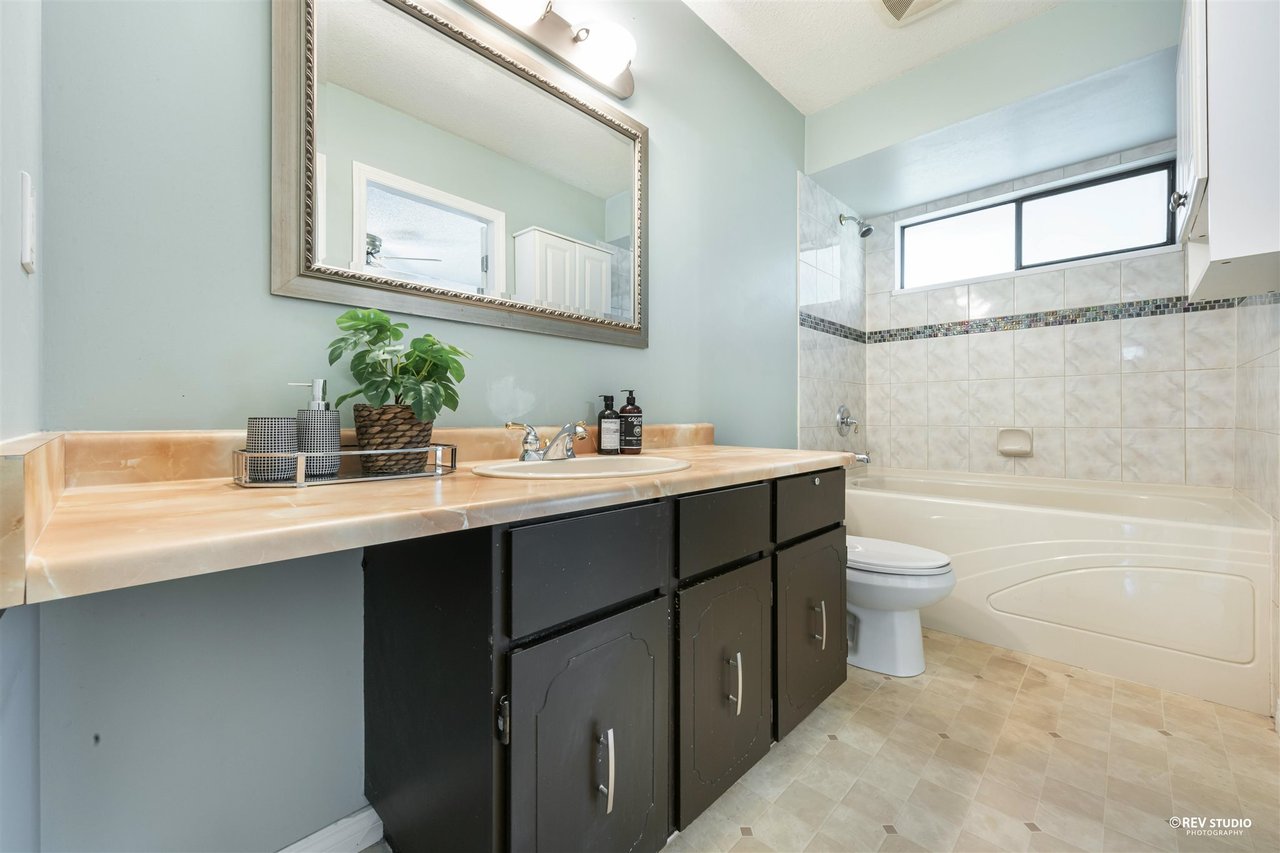 3162 Bute Cres