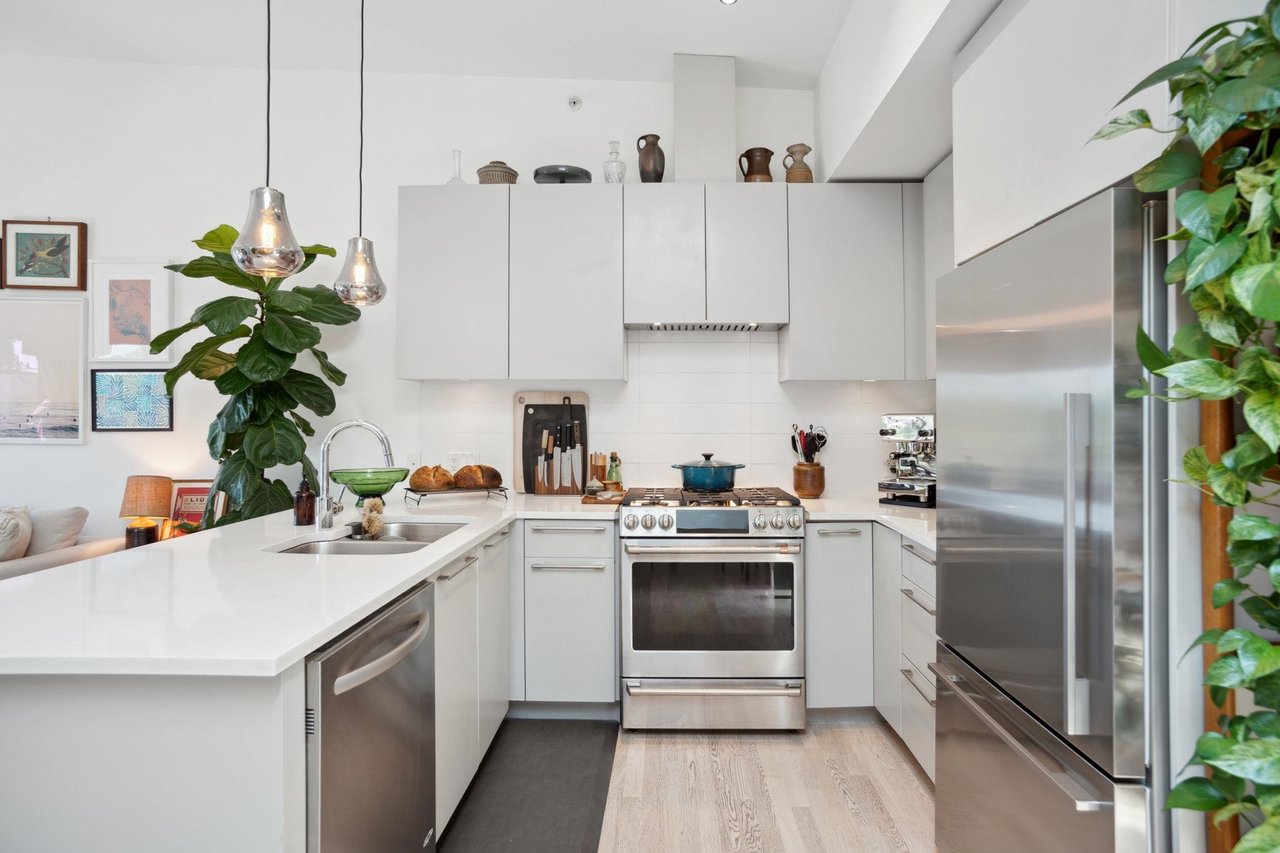 402-1661 E 2nd Ave