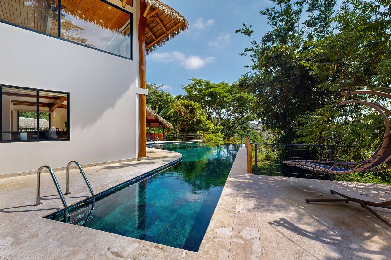 Villa Flor de La Vida, a Luxury 4 Bedroom Ocean View Home in Dominical!