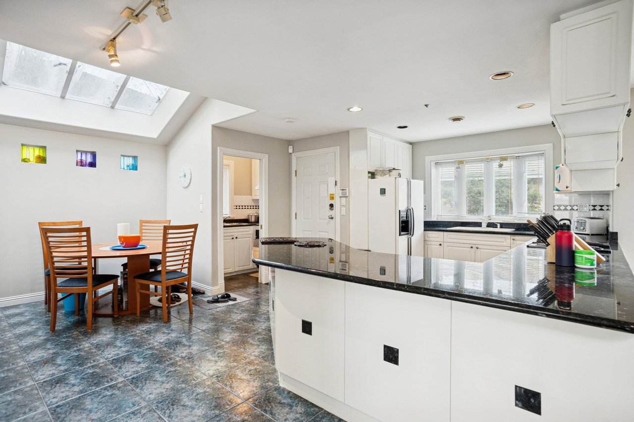 2085 Qualicum Dr