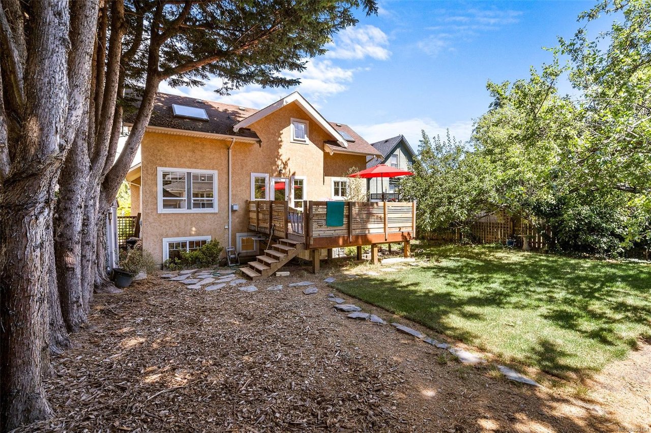 2-933 Empress Ave