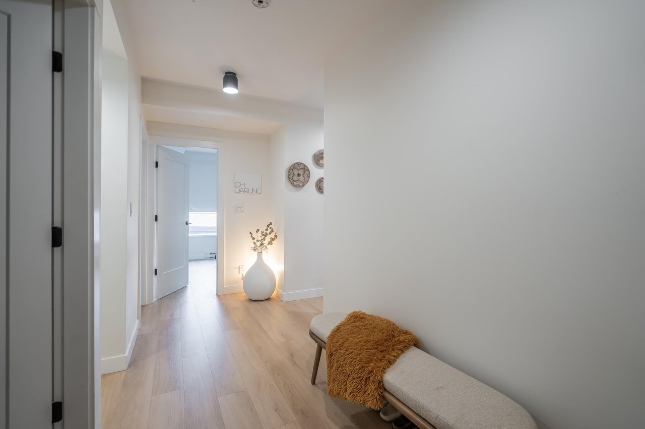 327-2493 Montrose Ave