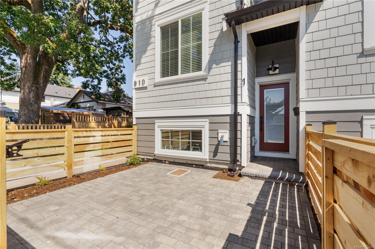 1-910 Old Esquimalt Rd
