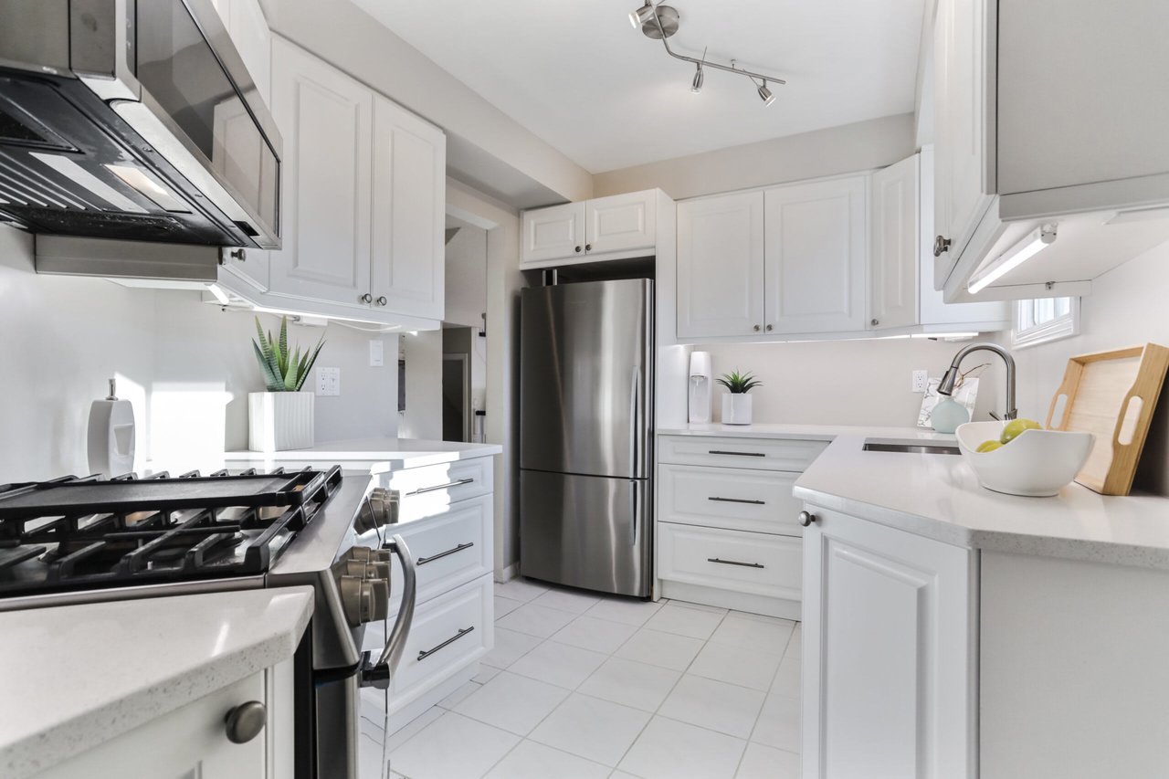 2074 Glenada Cres