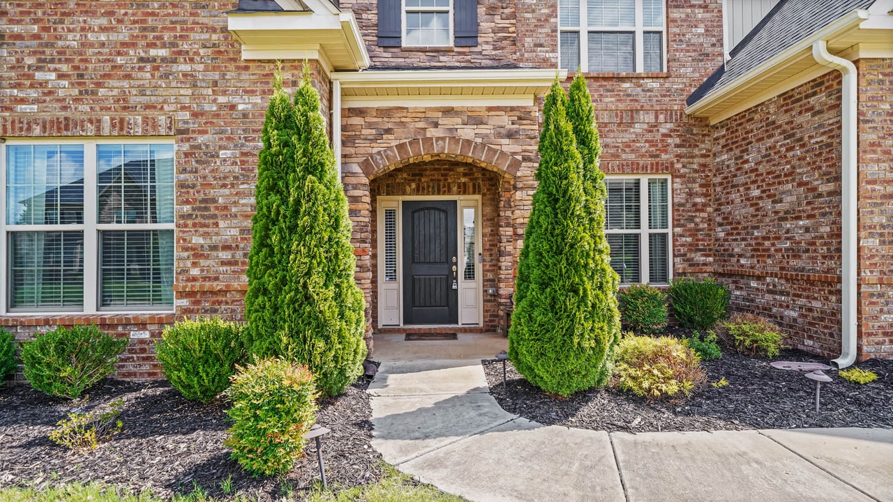MADISON CITY SCHOOLS! 5BR/4BA house with LOTS of room to enjoy! 