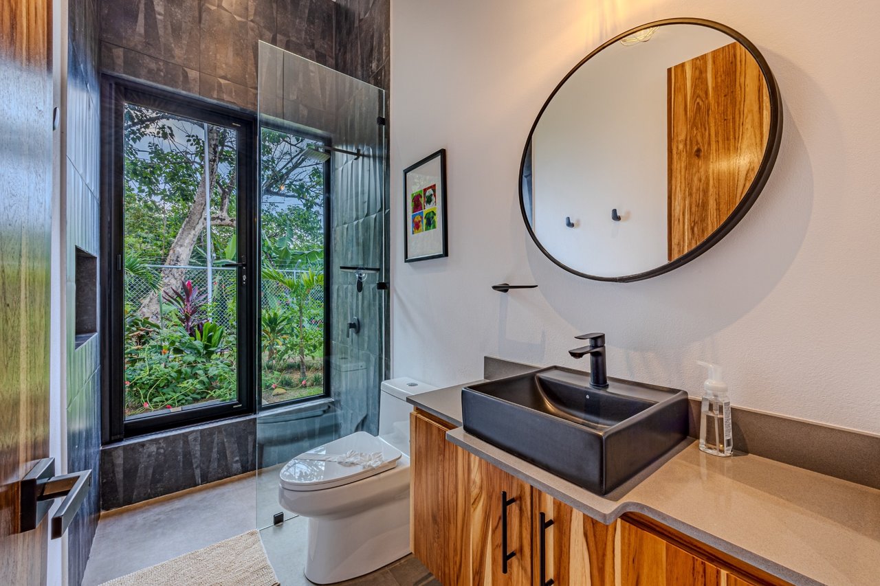 Solar Powered Infinity Pool Home, Ojochal, Puntarenas