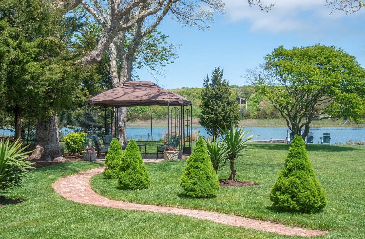 Modern Waterfront with Dock in East Hampton 