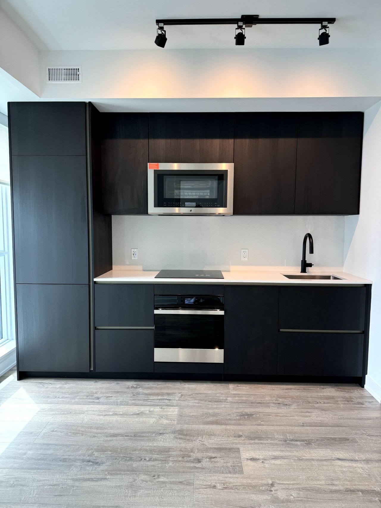 327 King St W Unit: 2501