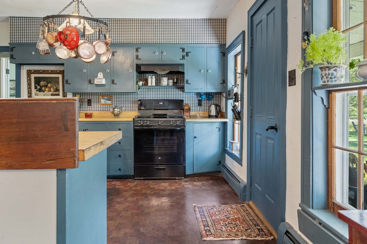 Charming Londonderry Farmhouse