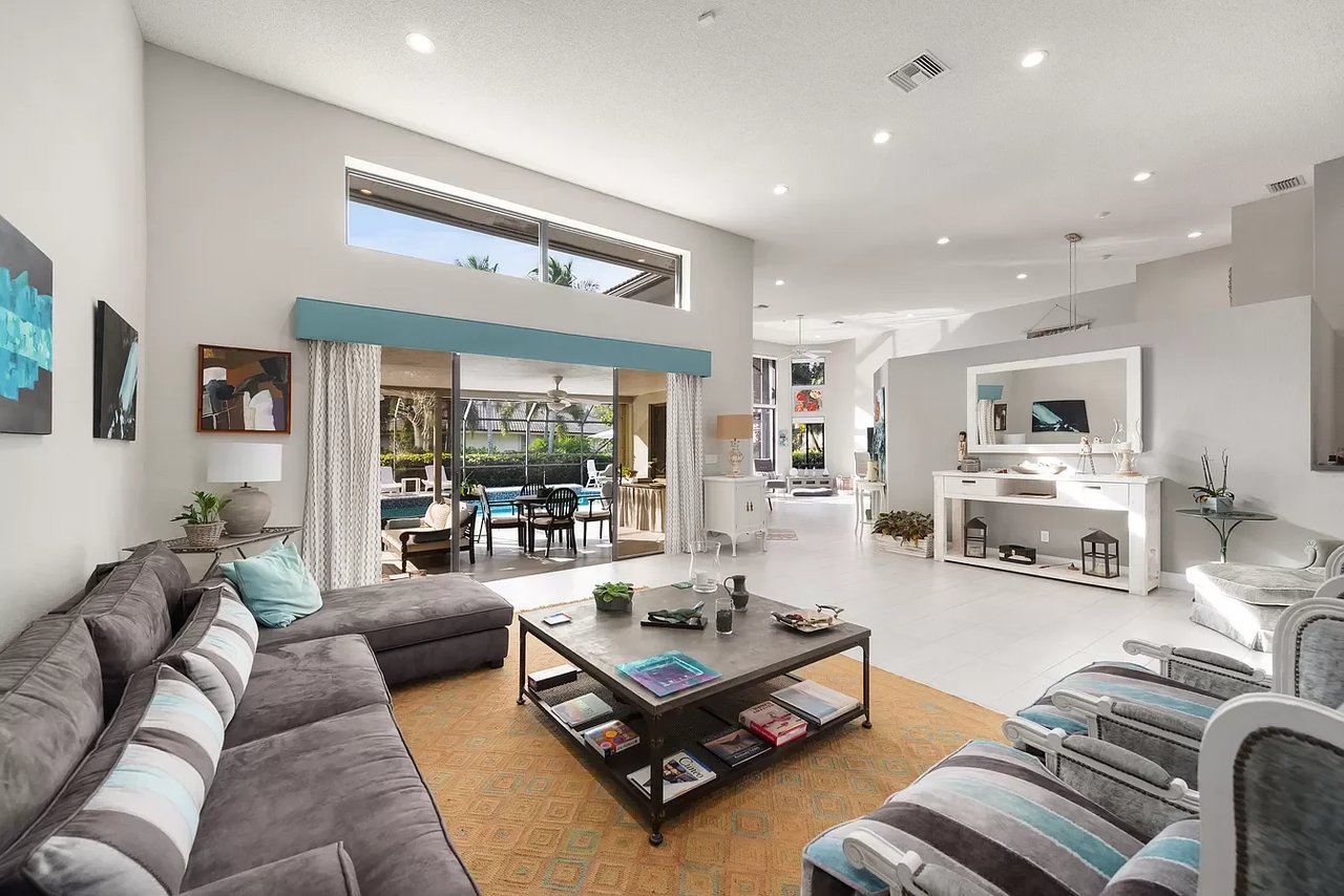 1295 Manor Ct