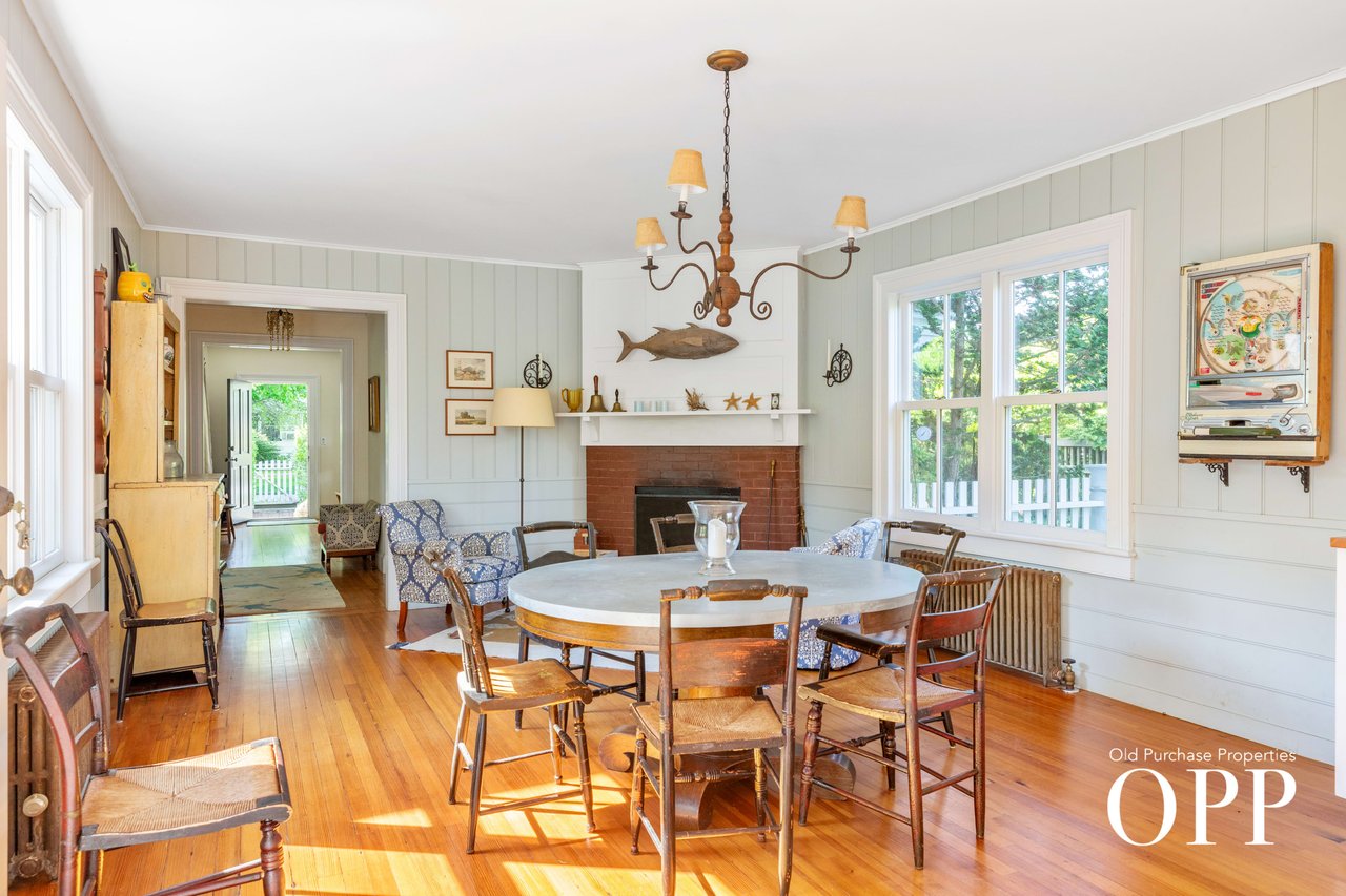 QUINTESSENTIAL BELLPORT COLONIAL