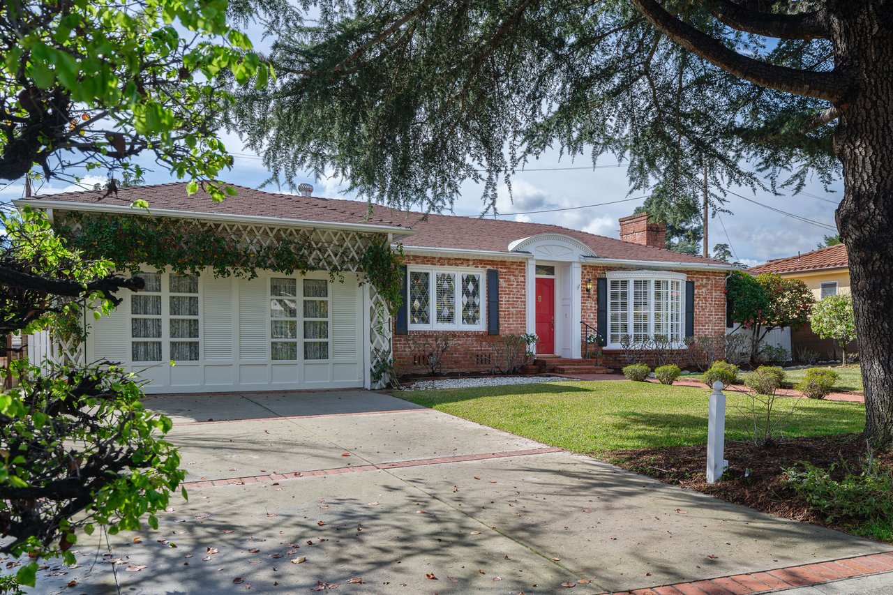 2570 Las Lunas Street
