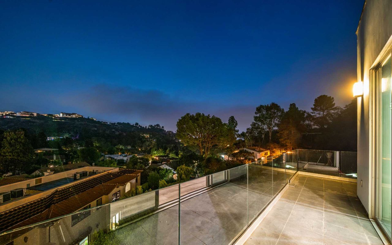 Travis Modern Mansion - Brentwood