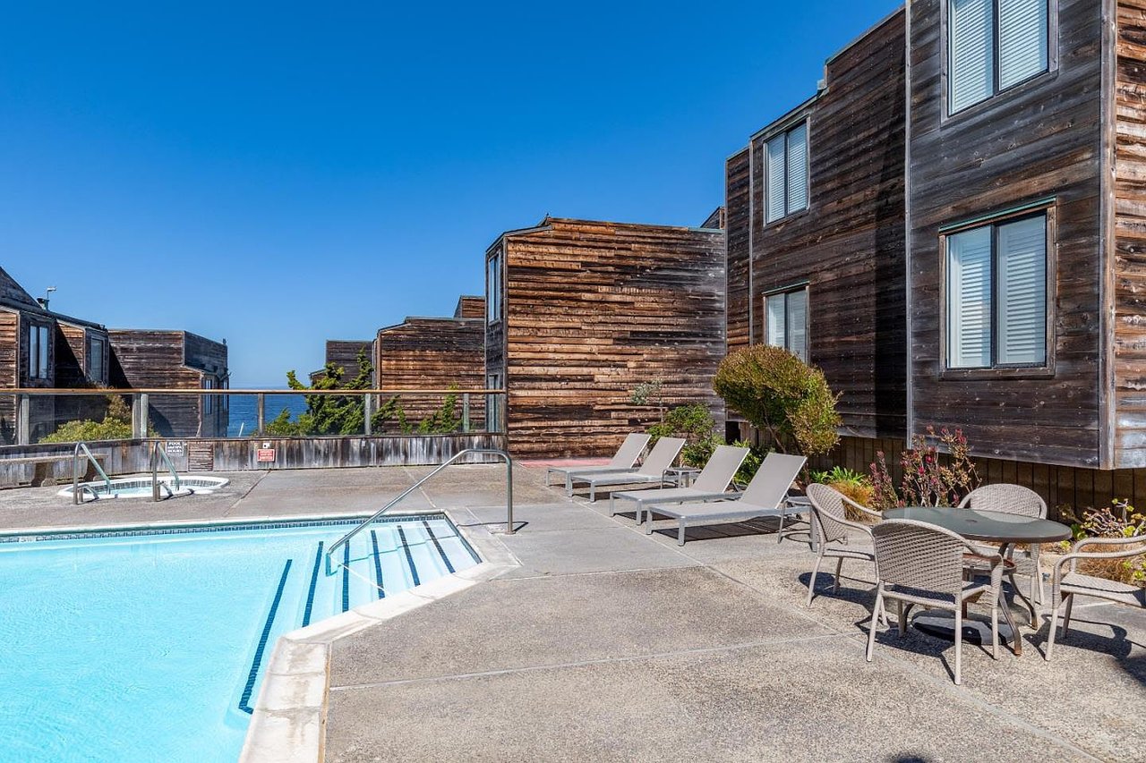 1 Surf Way APT 211
