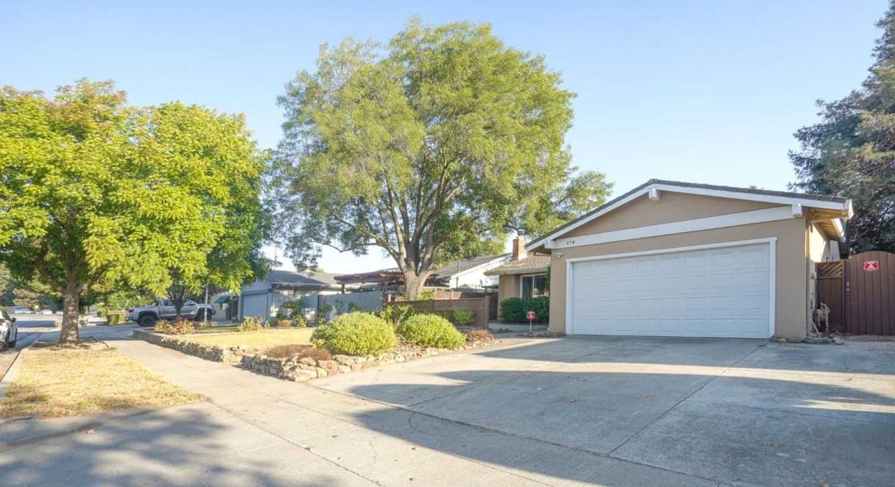 370 Avenida Del Roble